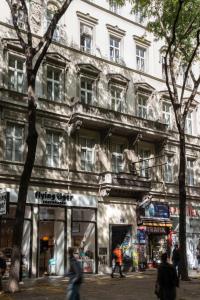 a building on a street with people walking in front of it at Pension Primavera in Vienna