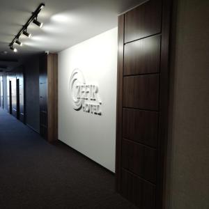 un couloir de bureau avec un panneau sur le mur dans l'établissement Hotel Zefir, à Drogobych