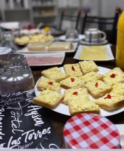 une table recouverte de biscuits et de pain dans l'établissement Hostal B&B Coastal Natales, à Puerto Natales