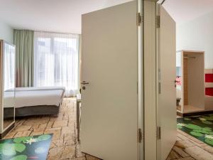 Vuode tai vuoteita majoituspaikassa ibis Styles Karlsruhe Ettlingen