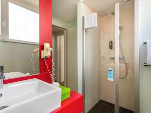 Kylpyhuone majoituspaikassa ibis Styles Karlsruhe Ettlingen