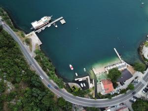 - une vue aérienne sur un port de plaisance avec un bateau dans l'eau dans l'établissement Casa M Montenegro, à Donji Morinj