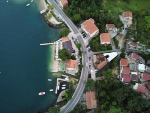 Vue aérienne d'une route à côté d'une rivière dans l'établissement Casa M Montenegro, à Donji Morinj