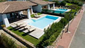 vista aerea di una casa con piscina di Capannizza Villas a Budoni