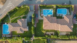 una vista sul tetto di una casa con tetti di Capannizza Villas a Budoni