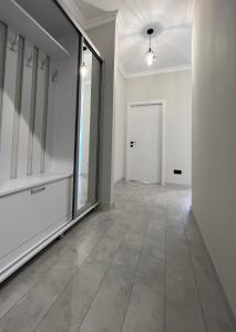 um corredor vazio com uma grande janela e uma porta em OASIS, Charming 1BD apartment with living room em Chişinău