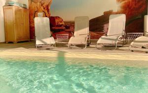 eine Gruppe Stühle und ein Pool in der Unterkunft Chalet Amour blanc in Les Houches