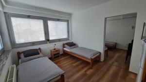 Ένα ή περισσότερα κρεβάτια σε δωμάτιο στο HÉDER APARTMANOK