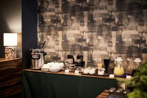 een tafel met borden en een koffiezetapparaat. bij HOTEL THE ROCK in Osaka