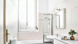 bagno bianco con doccia e lavandino di Italianway - Montello a Milano