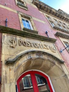 une pancarte de bureau de poste sur le côté d'un bâtiment dans l'établissement The Old Post Office Warrington by Deuce Hotels, à Warrington