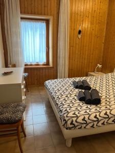 - une chambre avec un lit et 2 chaussons dans l'établissement Ciasa Giulia, à Auronzo di Cadore