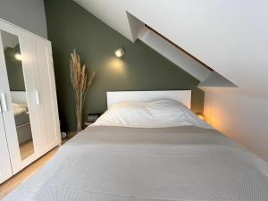 1 dormitorio con cama blanca y ventana en Helles Apartment im Zentrum, en Graz