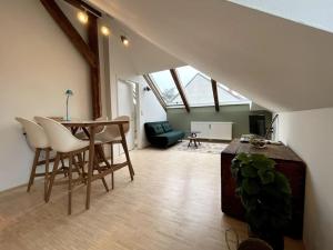 una sala de estar con mesa y sillas en un loft en Helles Apartment im Zentrum, en Graz