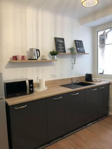 A kitchen or kitchenette at Le Carrousel - Appartement cosy centre Obernai