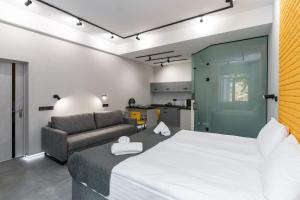 1 dormitorio con 1 cama grande y 1 sofá en Stories Hub, en Leópolis