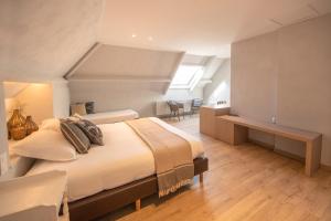 una camera con un grande letto di Guesthouse Brouwershuis a Poperinge