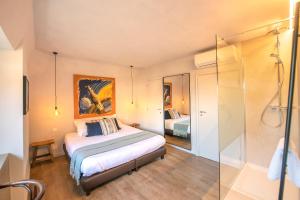 una camera con letto e doccia di Guesthouse Brouwershuis a Poperinge