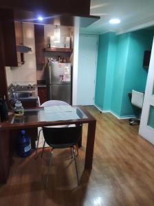 uma cozinha com uma mesa e um frigorífico em Departamento Santiago Centro em Santiago