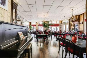 A restaurant or other place to eat at Hotel Restaurant 't Heerenlogement