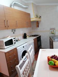 cocina con lavadora y microondas en A Casa da Carolina, en Mértola