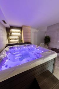 une grande baignoire jacuzzi dans une chambre dans l'établissement Apartman Stari Toranj III, à Vukovar