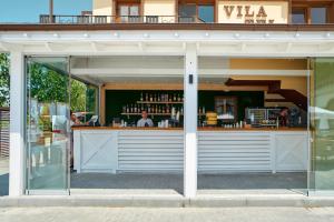 een restaurant met een bar in een gebouw bij Complex Turistic Codru in Selişte