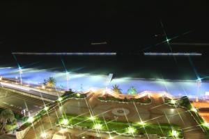 een uitzicht op een stadion 's nachts met verlichting bij Atami Seaside Spa & Resort in Atami