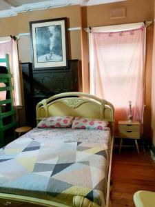 een slaapkamer met een bed met een quilt bij St Kilda East backpackers' hostel in Melbourne