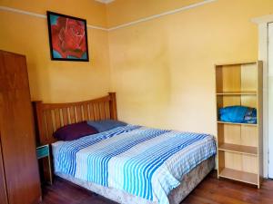 een slaapkamer met een bed en een foto aan de muur bij St Kilda East backpackers' hostel in Melbourne