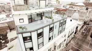 una vista aérea de un edificio con una mesa de cristal en la parte superior en Alma Histórica Boutique Hotel, en Montevideo