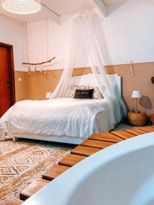 1 dormitorio con 1 cama con mosquitera en Douro Rural Suite, en Oporto