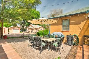 una mesa y sillas con sombrilla frente a una casa en Cañon City Abode, 13 Mi to Royal Gorge Bridge!, en Canon City