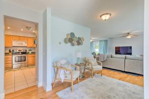 uma cozinha e sala de estar com um sofá e uma mesa em South Kingstown Vacation Rental 2 Mi to Beach! em South Kingstown