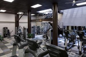 un gimnasio con muchas cintas de correr y elípticas en Hyatt Regency Baltimore, en Baltimore