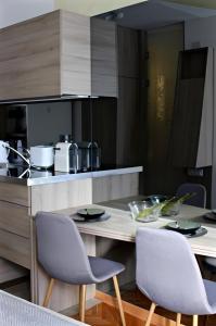 cocina con mesa y sillas en Crown apartman, en Belgrado