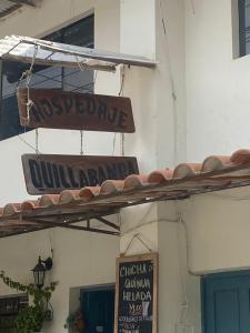 un letrero de la calle en el lateral de un edificio en Hospedaje Quillabamba, en Santa Teresa