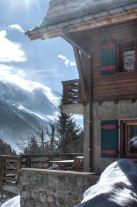 Haus mit Balkon und Bergblick in der Unterkunft La Ribambelle in Chamonix-Mont-Blanc