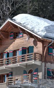 ein Holzhaus mit Schnee darüber in der Unterkunft La Ribambelle in Chamonix-Mont-Blanc