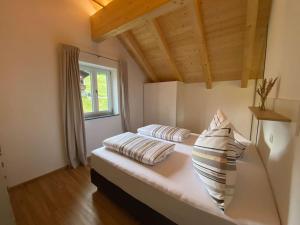 A bed or beds in a room at 'dasBergblick'