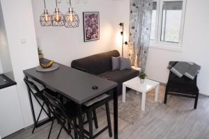 Khu vực ghế ngồi tại Apartman Ina