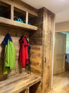 een kamer met houten wanden en een houtenventory bij Gorgeous 2 bedroom, 2 full bath, ski in apartment! in Morzine