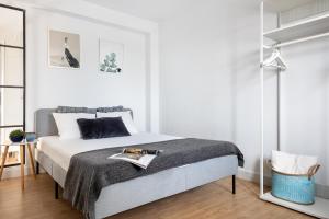 - une chambre blanche avec un lit et un plateau dans l'établissement Apartamento Aljarafe, à Valencina de la Concepción