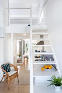 d'une mezzanine blanche dans un salon avec des oranges dans l'établissement Apartamento Aljarafe, à Valencina de la Concepción