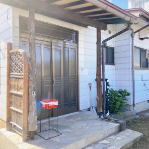 une porte d'entrée d'une maison avec garage dans l'établissement mooi 宮町, à Aizuwakamatsu