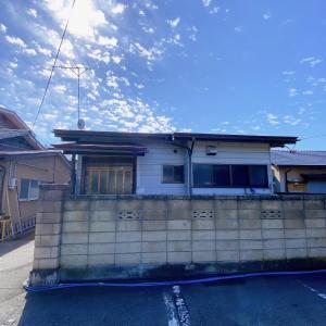 une maison sur un mur de retenue dans une rue dans l'établissement mooi 宮町, à Aizuwakamatsu