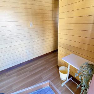 - un sauna avec une table et un banc dans une pièce dans l'établissement mooi 宮町, à Aizuwakamatsu