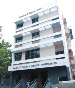 un edificio con un cartel que lee majestuosos apartamentos de hotel y servicios en Majestic Hotel, en Madurai