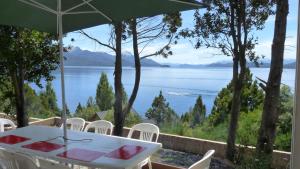 d'une table et de chaises avec vue sur le lac. dans l'établissement Apartments Seeblick Bariloche, à San Carlos de Bariloche