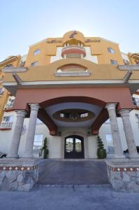 een groot gebouw met pilaren ervoor bij Hotel María Bonita Consulado Americano in Ciudad Juárez